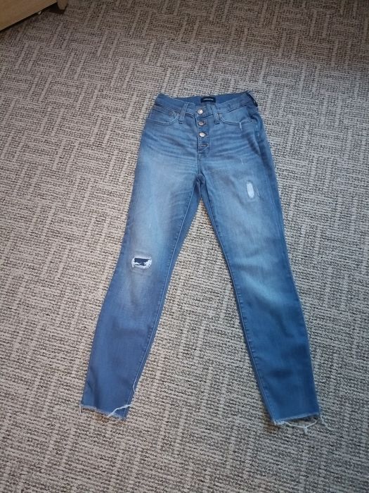 Spodnie rurki z przetarciami i z wysokim stanem