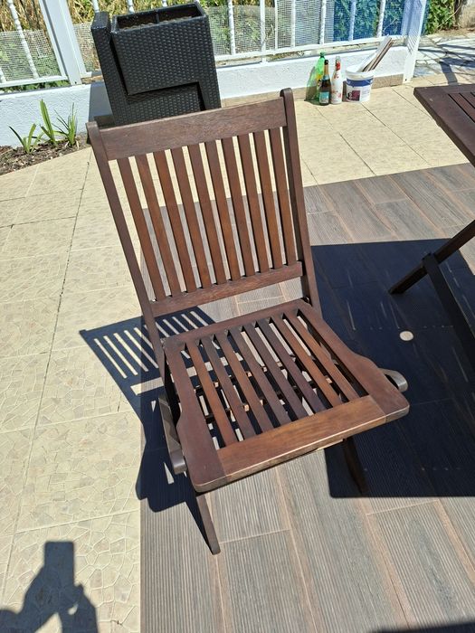 Conjunto de mesa e 4 cadeira ( existem 2 ) de madeira nobres de exterior