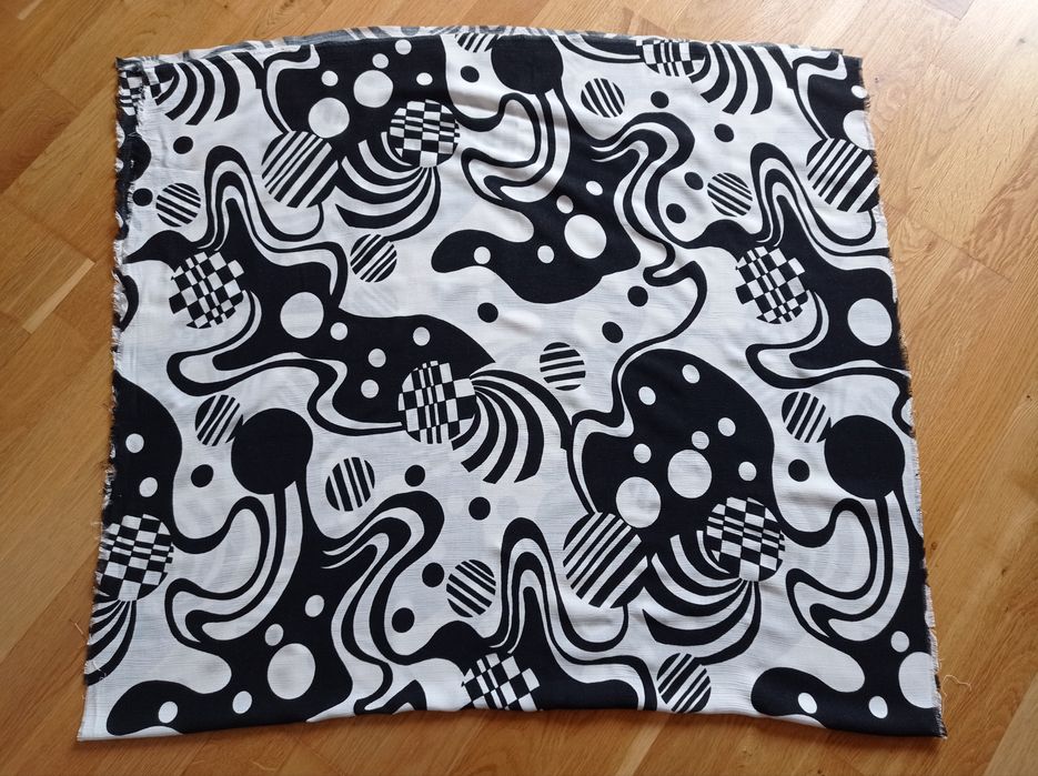 Kupon materiału biało-czarne wzory, ok. 85 cm x 152 cm