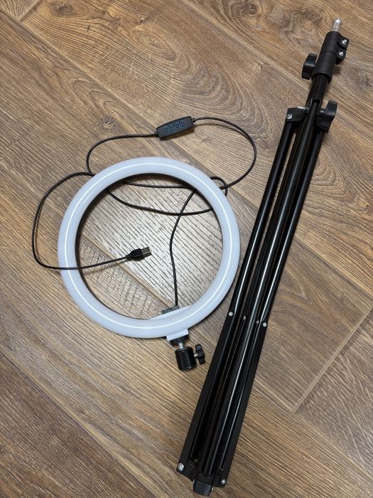 Кільцева лампа зі штативом