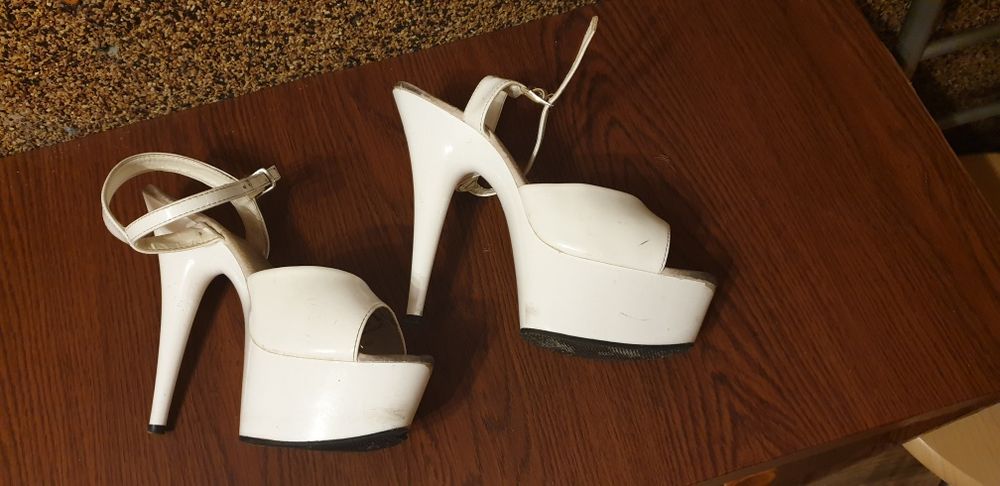 Buty  na obcasie/koturnie w śmiesznej cenie