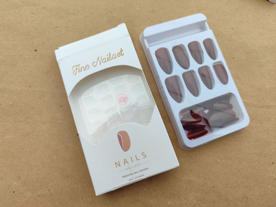 Накладні нігті бордовий і рожевий манікюр