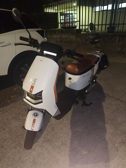 Ecooter M1 Lítio – Como Nova (apenas 185 km) + Capacete + Bateria Removível