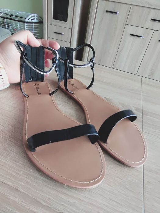 Sandały czarne nowe