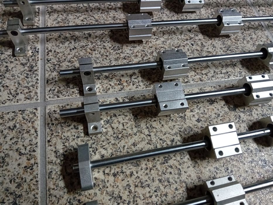 Guias lineares com suportes