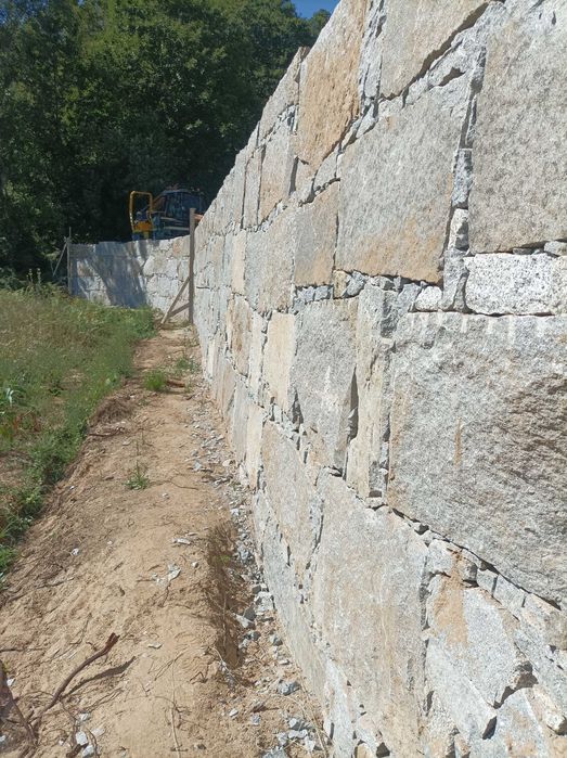 Muros em Alvenaria de Granito Socalco