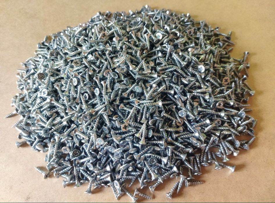 Продам  саморезы,ножка гвоздь,уголки,лезвия