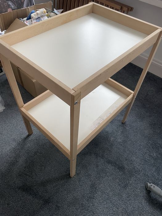 Wolnostojący drewniany przewijak dla niemowlaka dziecięcy