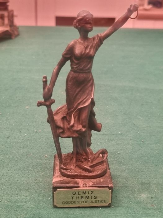 Figurka greckiej bogini Themis /odlew metal