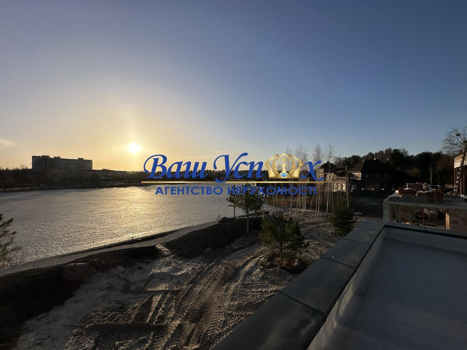 Продажа современного дома в  селе Козин с выходом на реку.