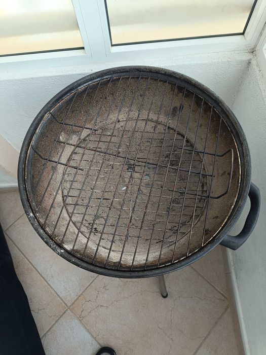 Barbecue com pouco uso, com rodas, a carvão