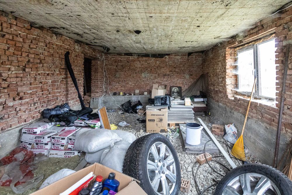 Продається цегляний будинок загальною площею 205 м² у селі Черніїв.