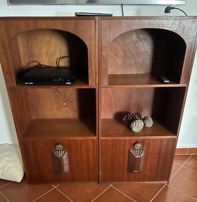 Estante dupla de madeira