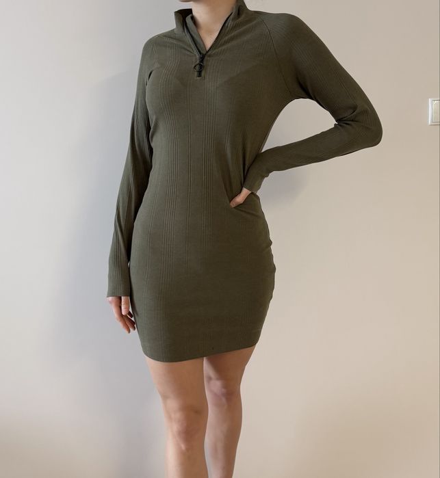 Krótka sukienka sweterkowa dzianinowa khaki M ze stojka golf polgolf