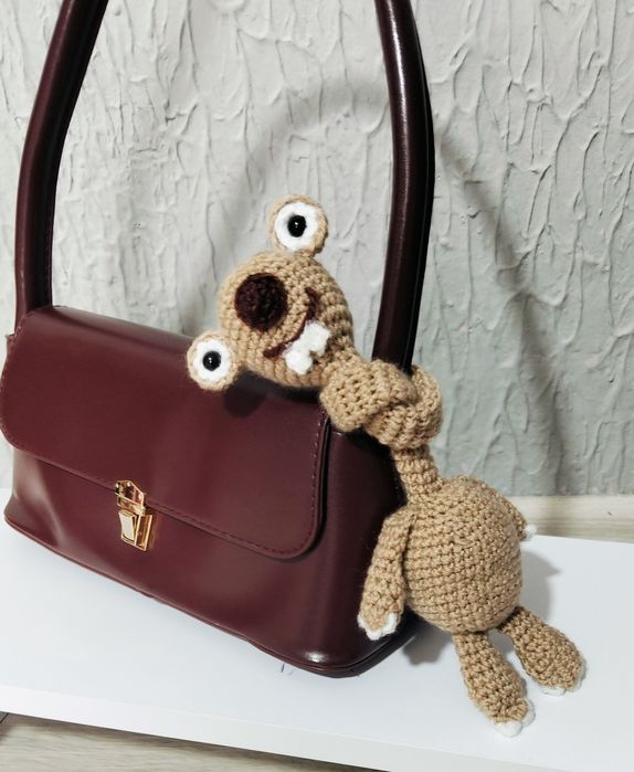 Оригінальна в’язана іграшка з кумедним характером та великими виразним