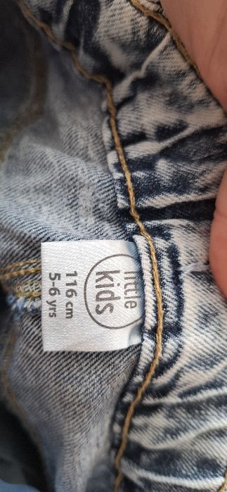 Spodnie jeansowe z przetarciami rozmiar 110/116