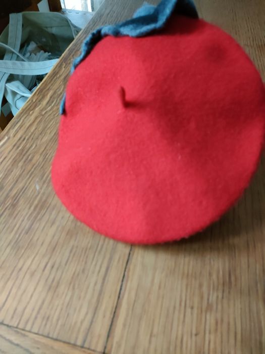 Nowy czerwony beret z kwiatami.