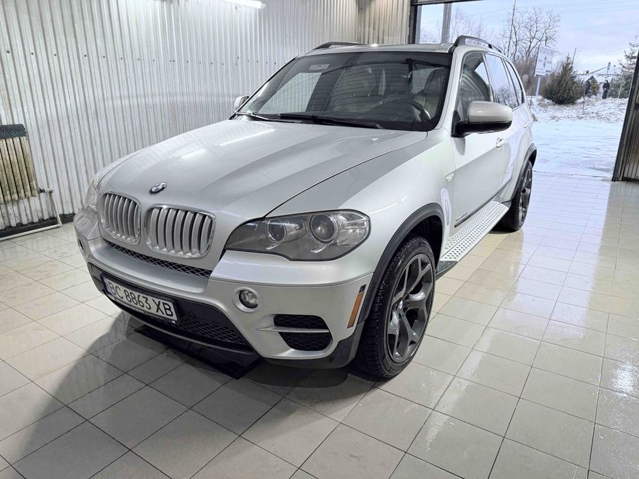 Продам бмв х5 е70 2012р 3.5 дизель пригнаний зі США з мінімальними пошкодженнями машина жива стан супер комплектація дуже добра 
Камера 360
Проекція на лобове 
Панорама 
Чорний потолок 
Без ключики доступ 
Музика лоджік 7 
Диски р20 на нові зимові шині 
Роширітелі арок 
Салон комфорт 
 Пройде повне ТО заміна масла антифрізу 
Багато чого по ходові замінено нова зимова резина диски пофарбовані порошковою фарбою машина в ідиальному стані ТОРГ БІЛЯ МАШИНИ