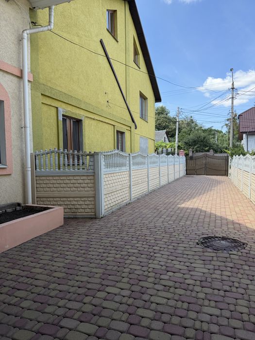 Продам частину будинку на вул. Руська,5