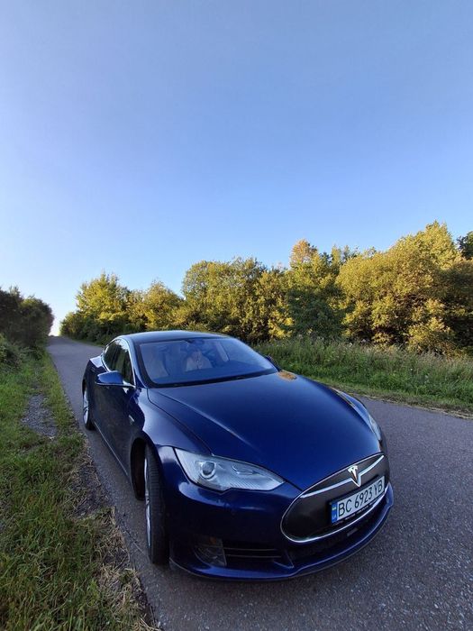 Tesla Model S 2015