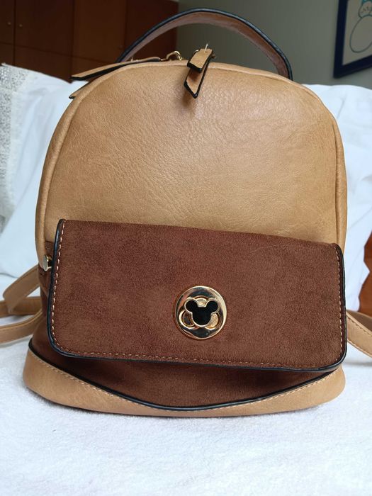 Mochila castanha com fecho