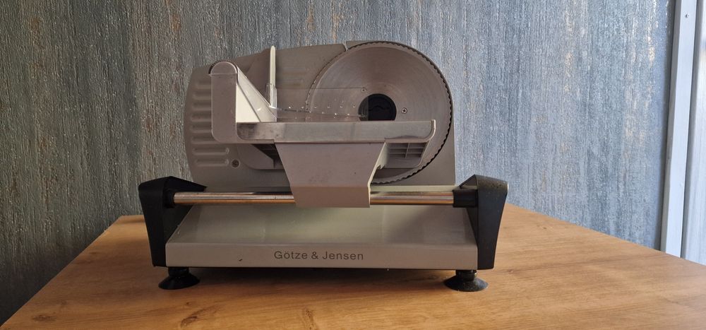 Krajalnica do pieczywa, wędlin i sera.