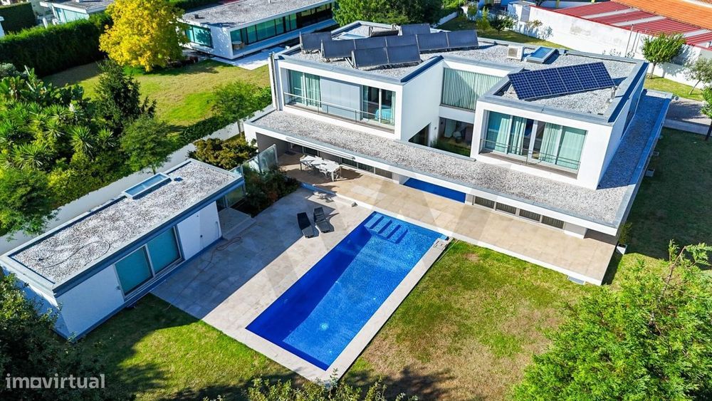 Moradia T5 de Luxo com Piscina e Lote de 2.773 m2