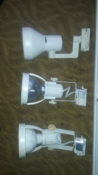 Трекові 3х фазні накладні світільніки.