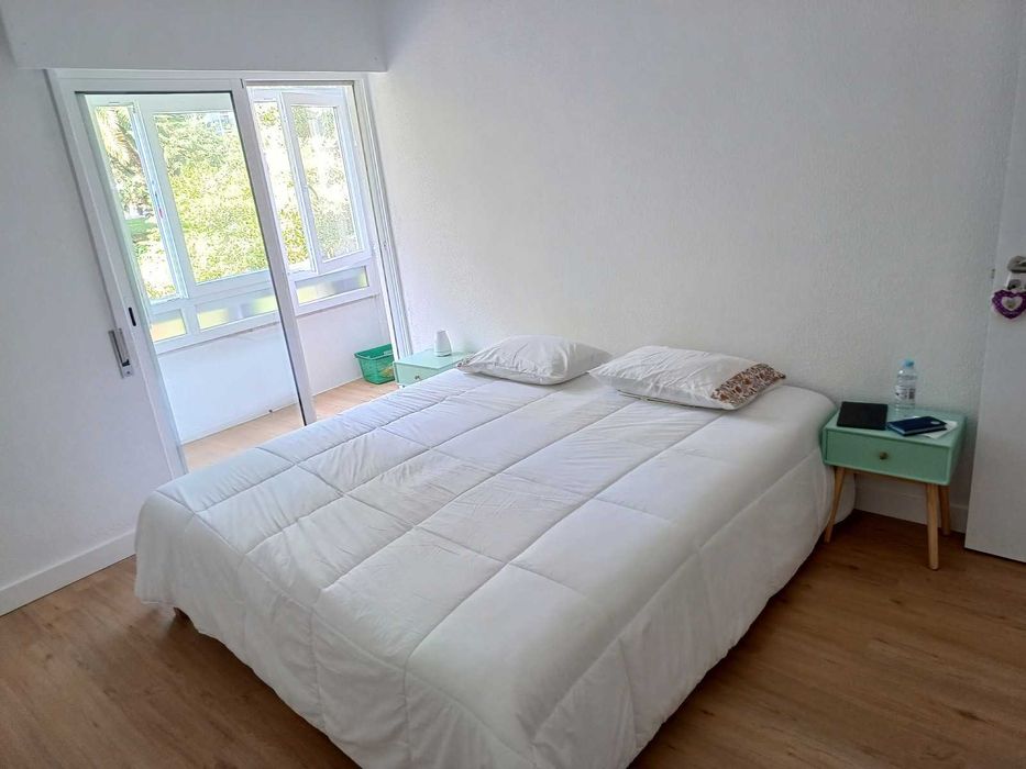 Duas camas de solteiro 90x200 cm - Colchão molas e Sommier c/pés.