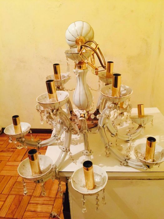 Candeeiro em porcela branca desenhada a dourada e pendorados em crista