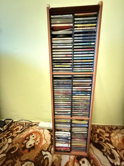 Kolekcja płyt CD okolo 100 szt. + szafki – komplet,