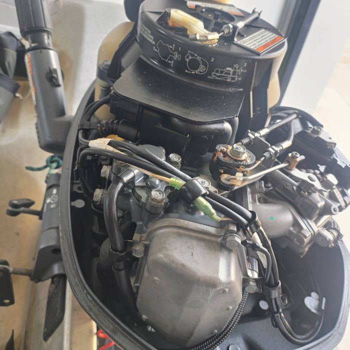 Motor Yahama 5cv a 4 tempos já com a desanexação, pronta.