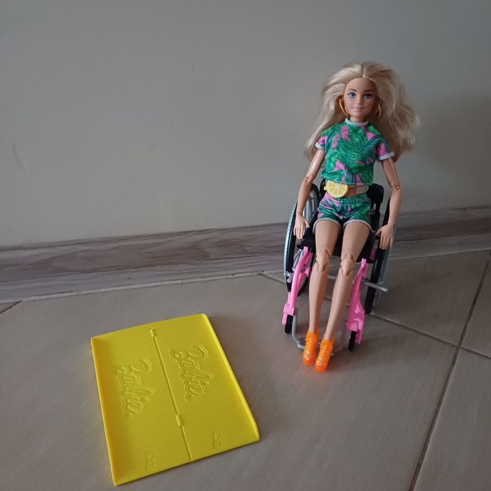 Lalka Barbie na wózku inwalidzkim