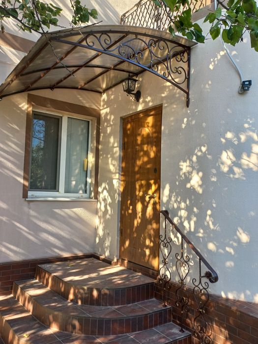 Навесы для авто,машины,автомобиля под ключ.Козырек над дверью.