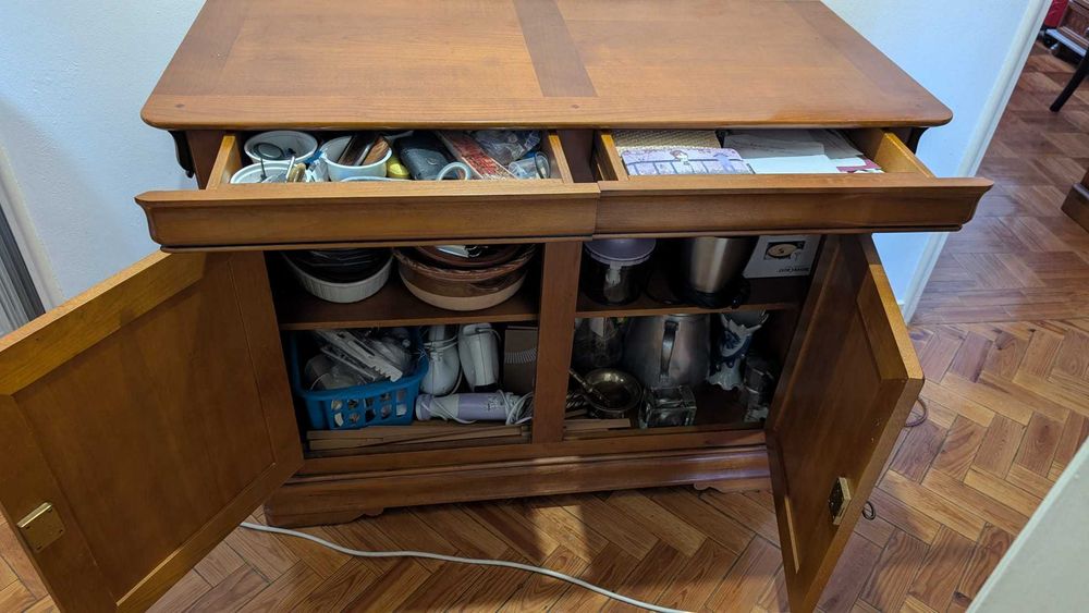 Sapateira antiga em madeira maciça e em bom estado