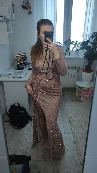 Śliczna cekinowa Suknia