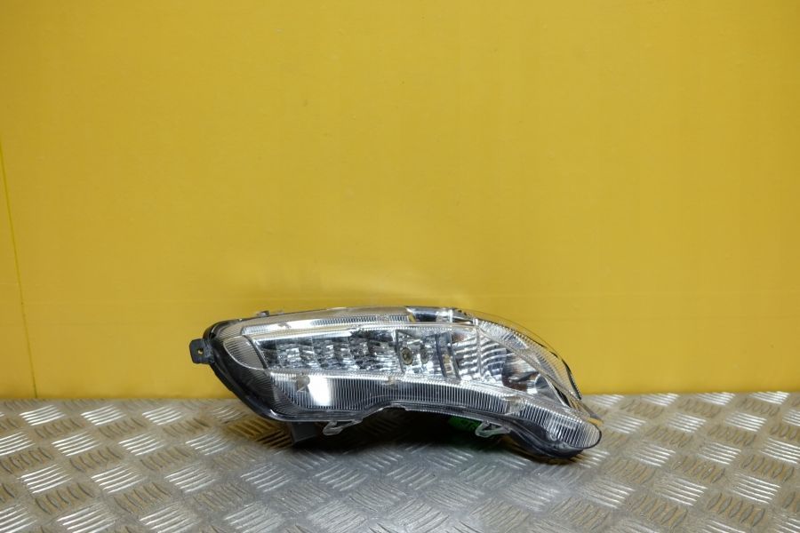 TOYOTA CAMRY 2015- LAMPA KIERUNKOWSKAZ LED DRL R