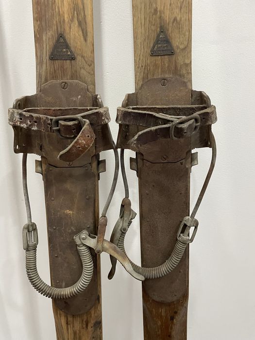 Zabytkowe narty drewniane