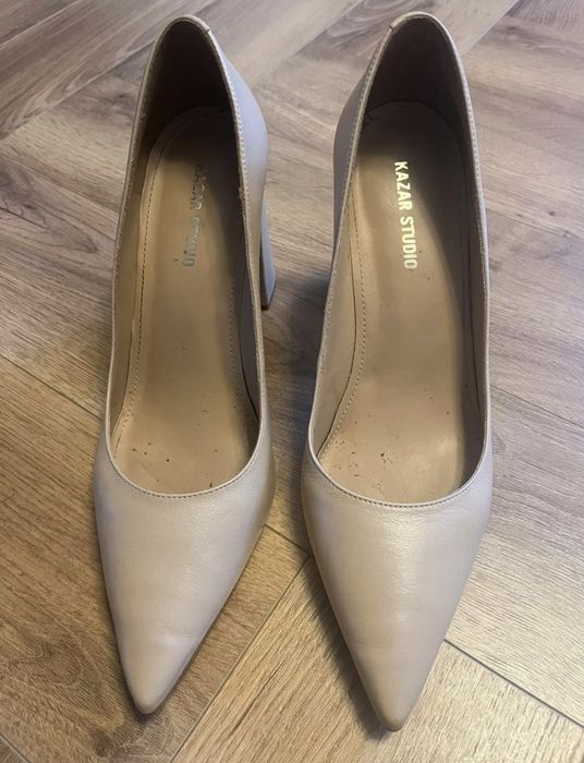 Buty Czółenka Kazar 39 na słupku