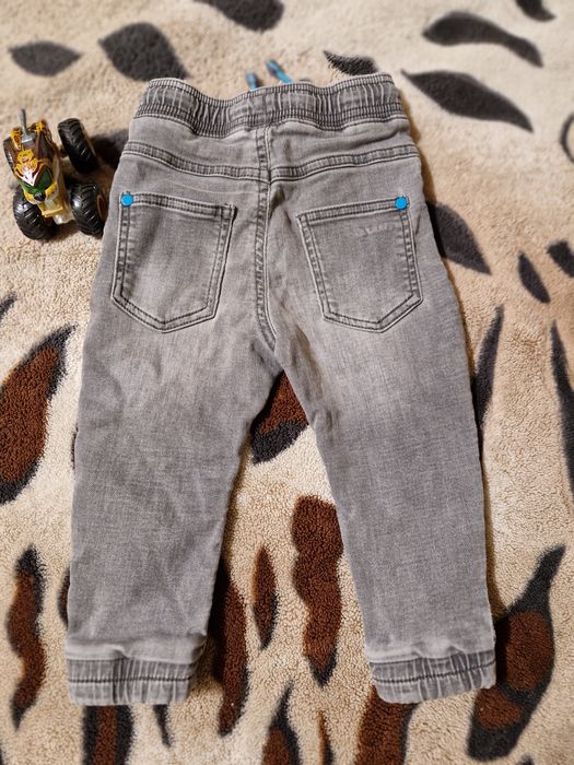 Жилетка (безрукавка) и джогеры  на мальчика