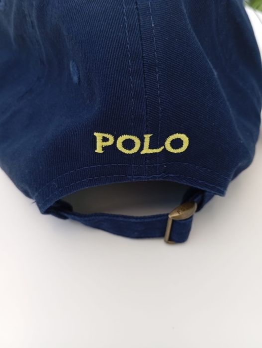 Boné azul simbolo amarelo claro