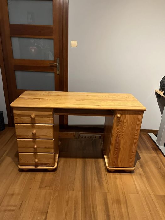 Biurko sosnowe..
