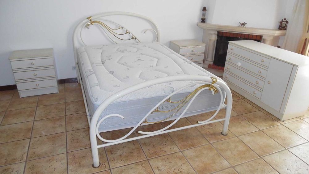 Conjunto cama, roupeiro e cómoda