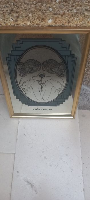 Quadro com moldura dourada,do signo gémeos...