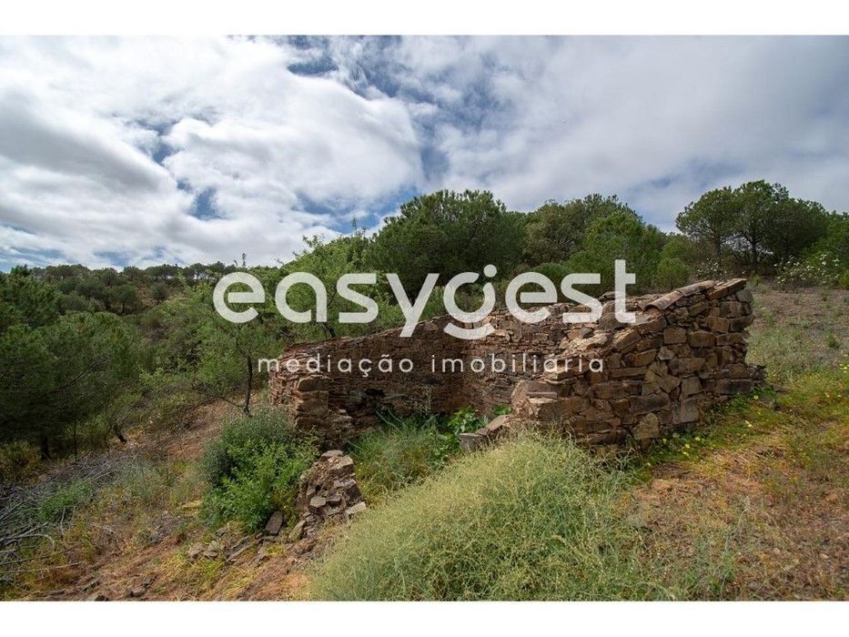Terreno Urbano de 629 m2 com ruína, inserido em rústicos com 19,7 ha
