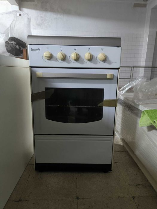 Mesa com tampo mármore e fogão