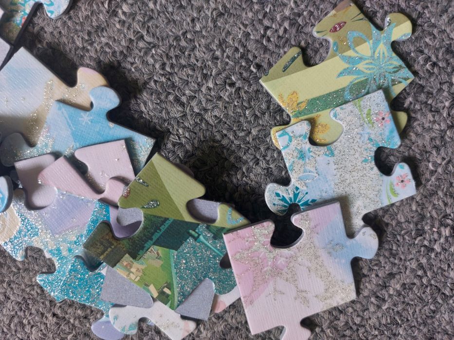 Brokatowe puzzle z Krainy Lodu.