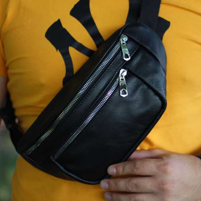 Кожаная качественная бананка c серебряным замком. Цвет: черный.