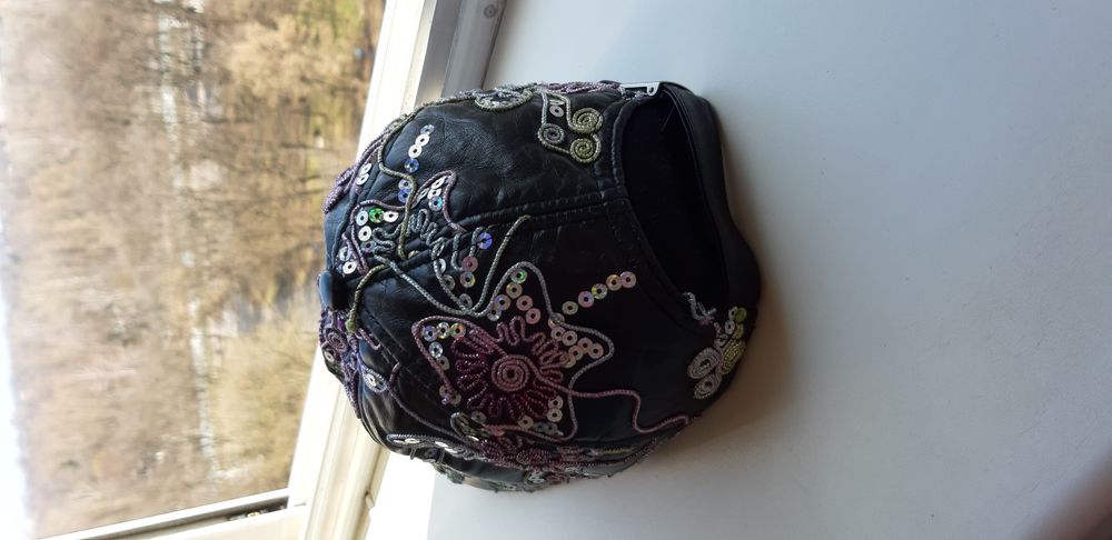 Черная кепка на девочку весенне-осенняя плотная в отличном состоянии.