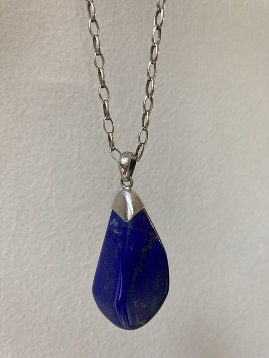 Naturalny lapis lazuli jako wisiorek w oprawce srebrnej